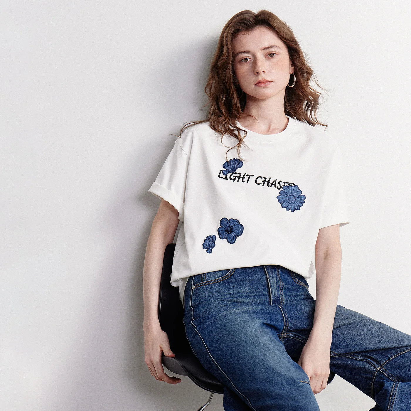 Camiseta Feminina com Aplicação Floral Jeans