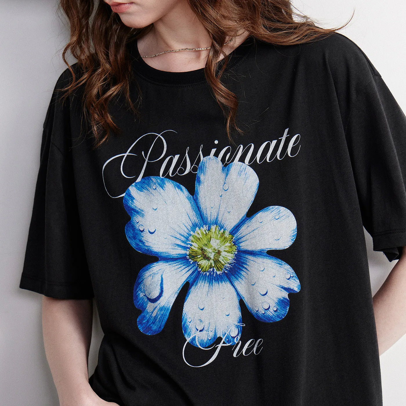 Camiseta Feminina Manga Curta com Estampa Floral