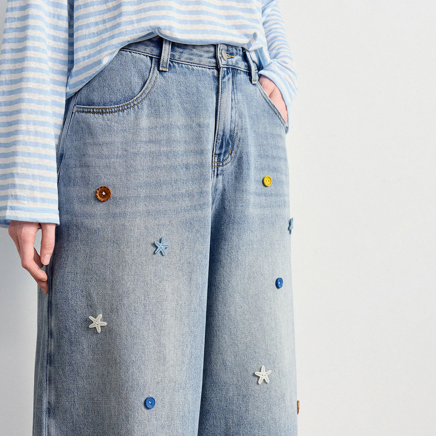 Calça Jeans Feminina Wide Leg Cropped com Botões Coloridos