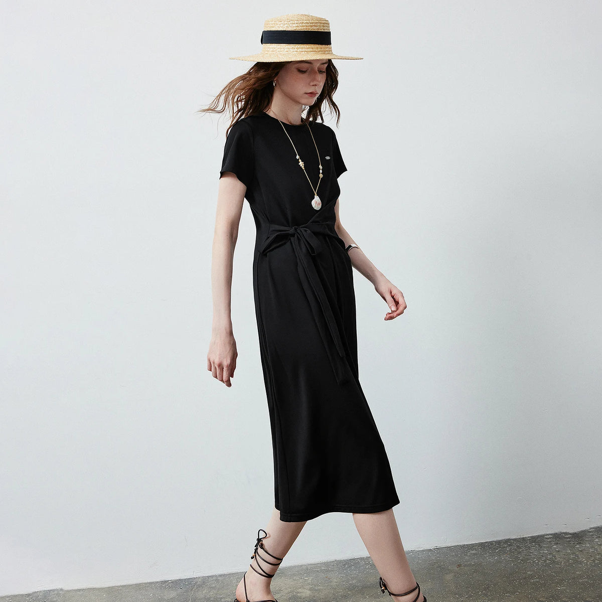 Vestido Camiseta Midi com Torção e Modelagem Ajustada