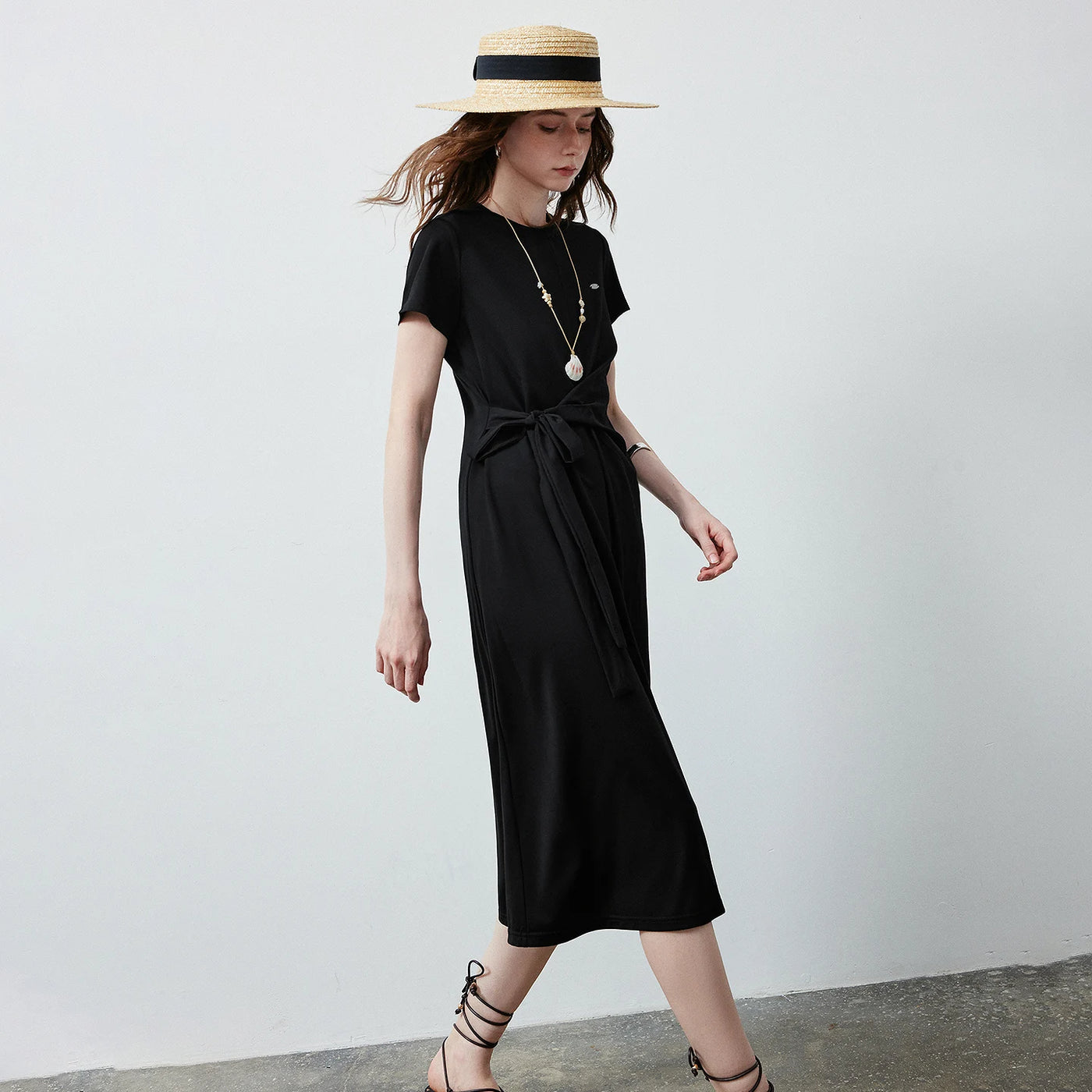 Vestido Camiseta Midi com Torção e Modelagem Ajustada