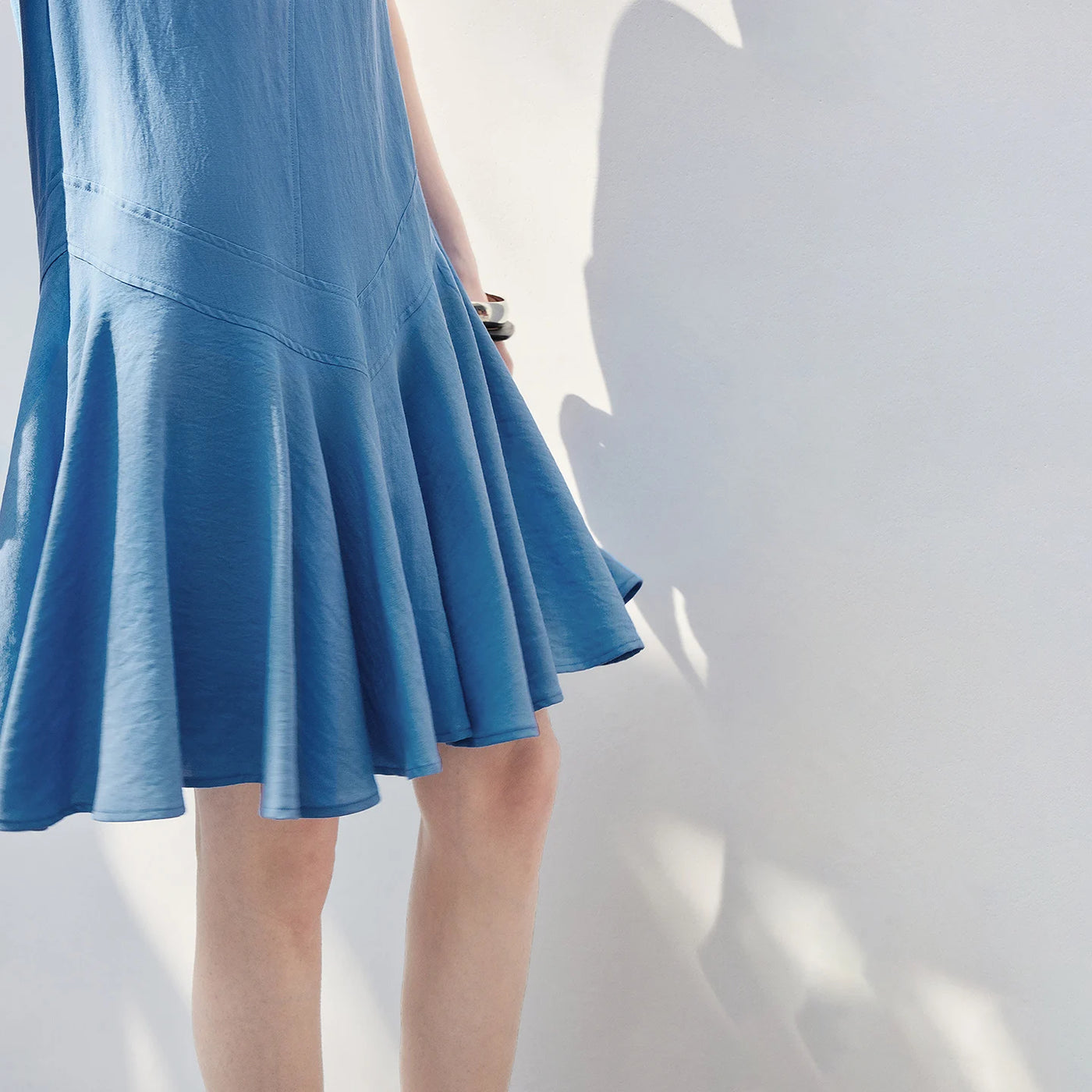 Vestido Midi de Liocel com Decote V e Barra Sereia