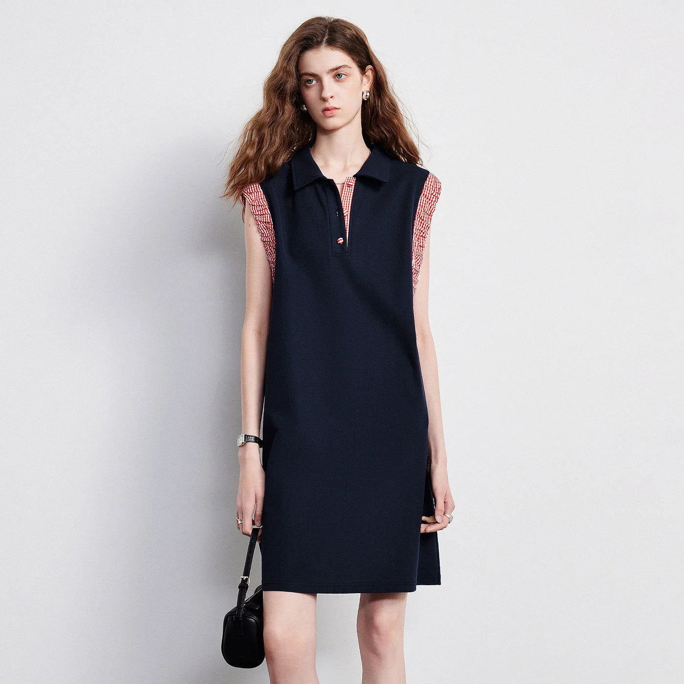 Vestido Polo Curto Sem Manga com Recortes