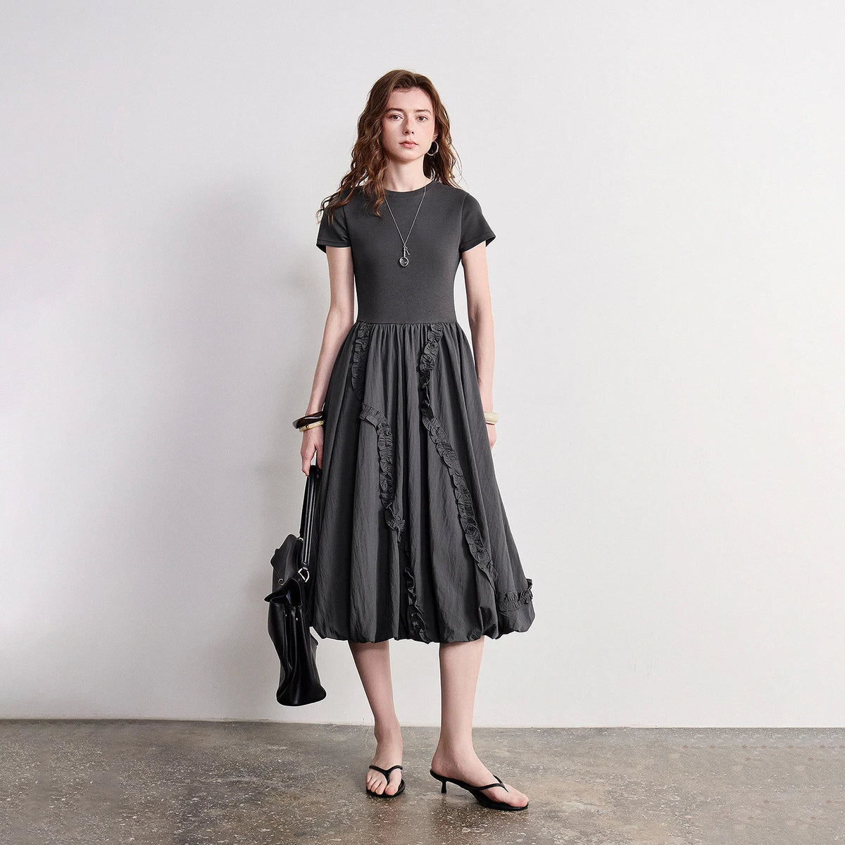 Vestido Midi com Recortes e Manga Curta