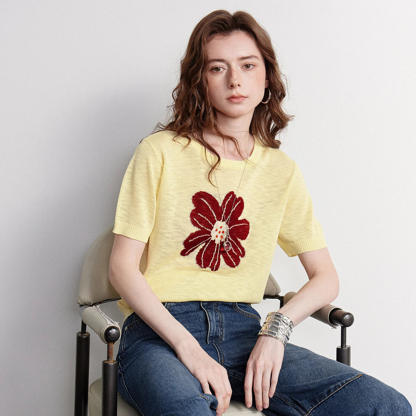 Blusa Feminina de Tricô Jacquard Floral Manga Curta