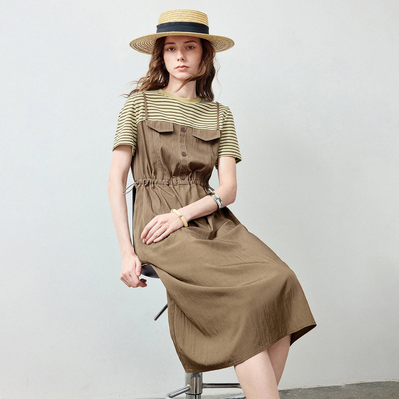Vestido Camiseta Midi Listrado com Cintura Marcada