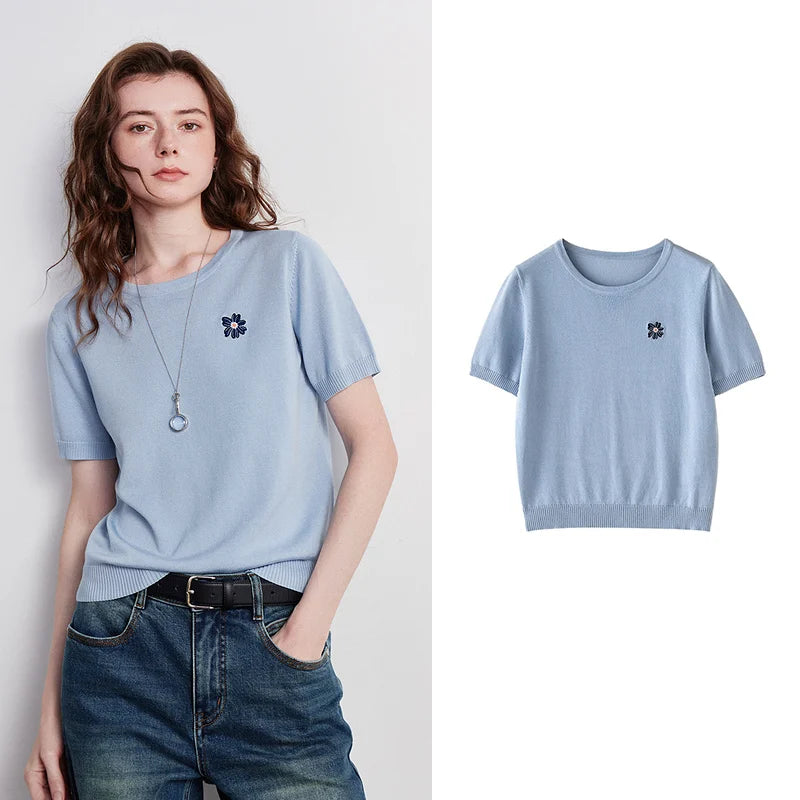 Blusa Feminina de Liocel com Bordado Floral e Gola Redonda