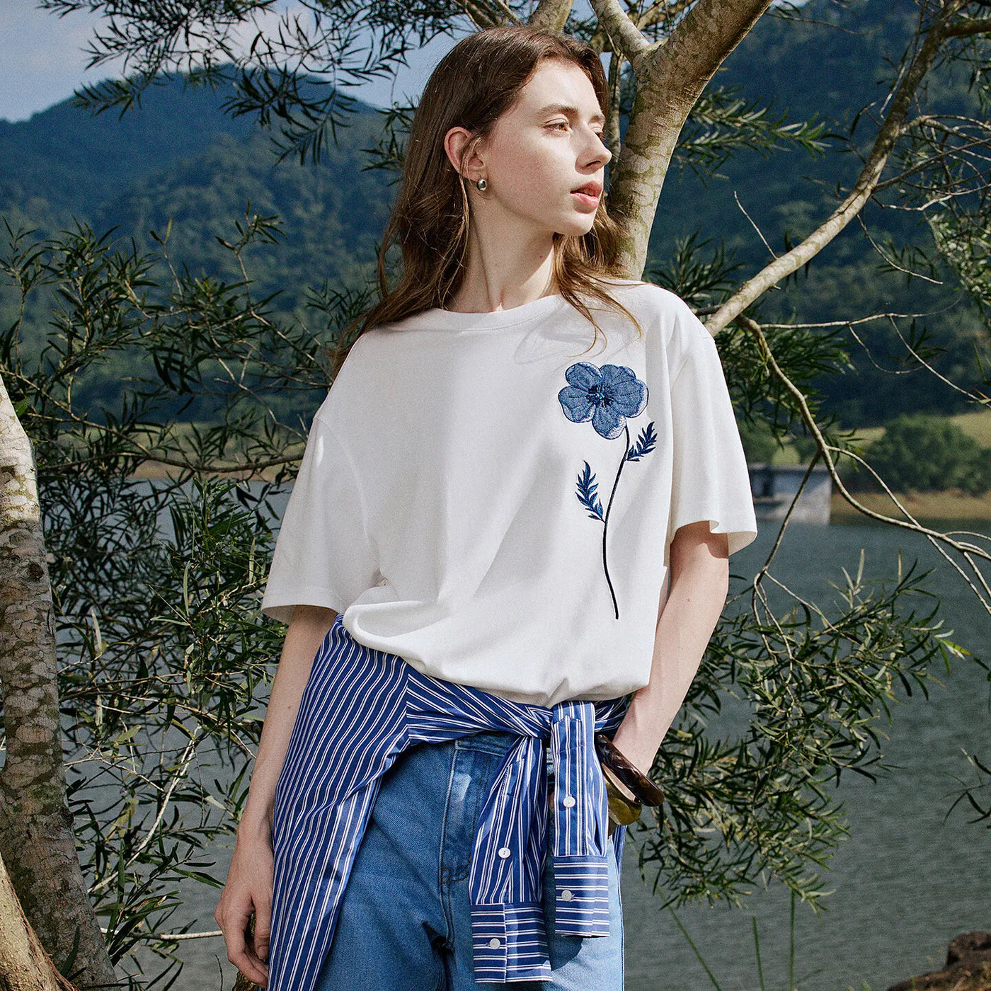 Camiseta Feminina de Algodão com Bordado Papoula Jeans