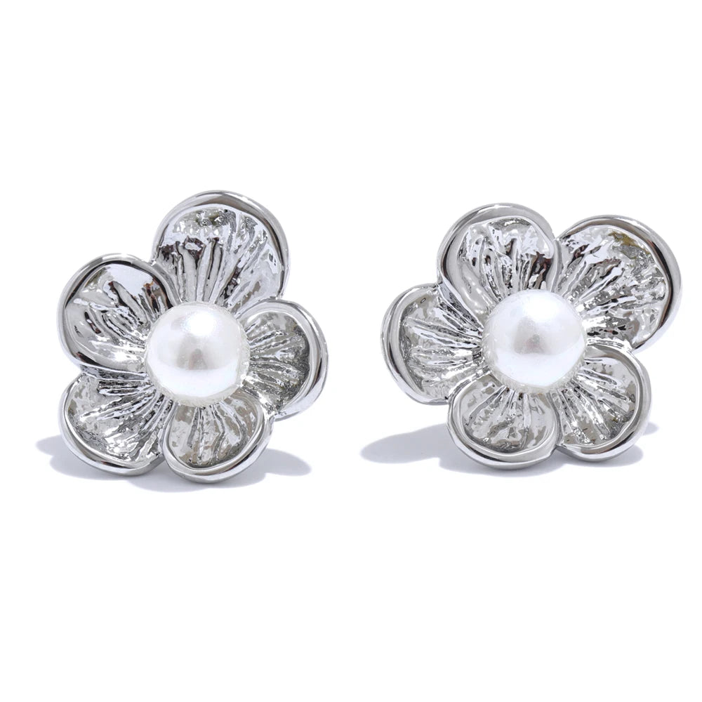 Brinco Flor Texturizada com Pérola Simulada
