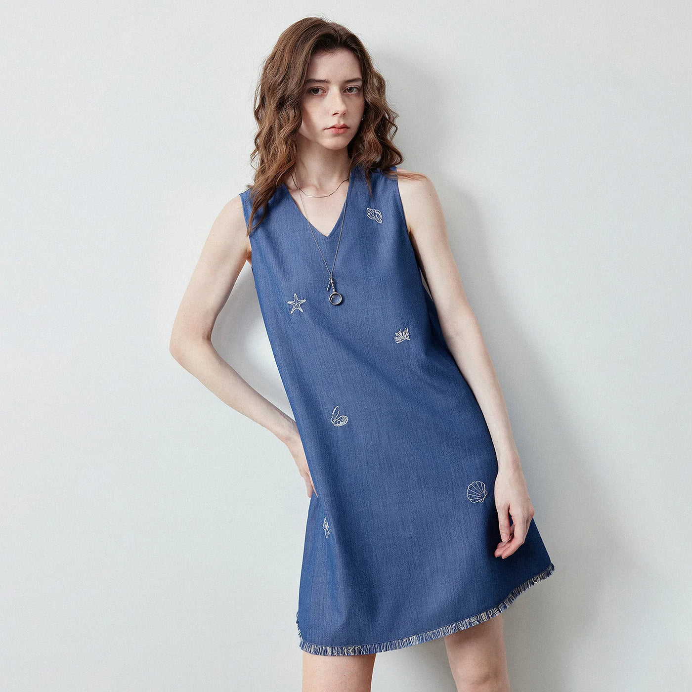 Vestido Curto Efeito Jeans com Decote V