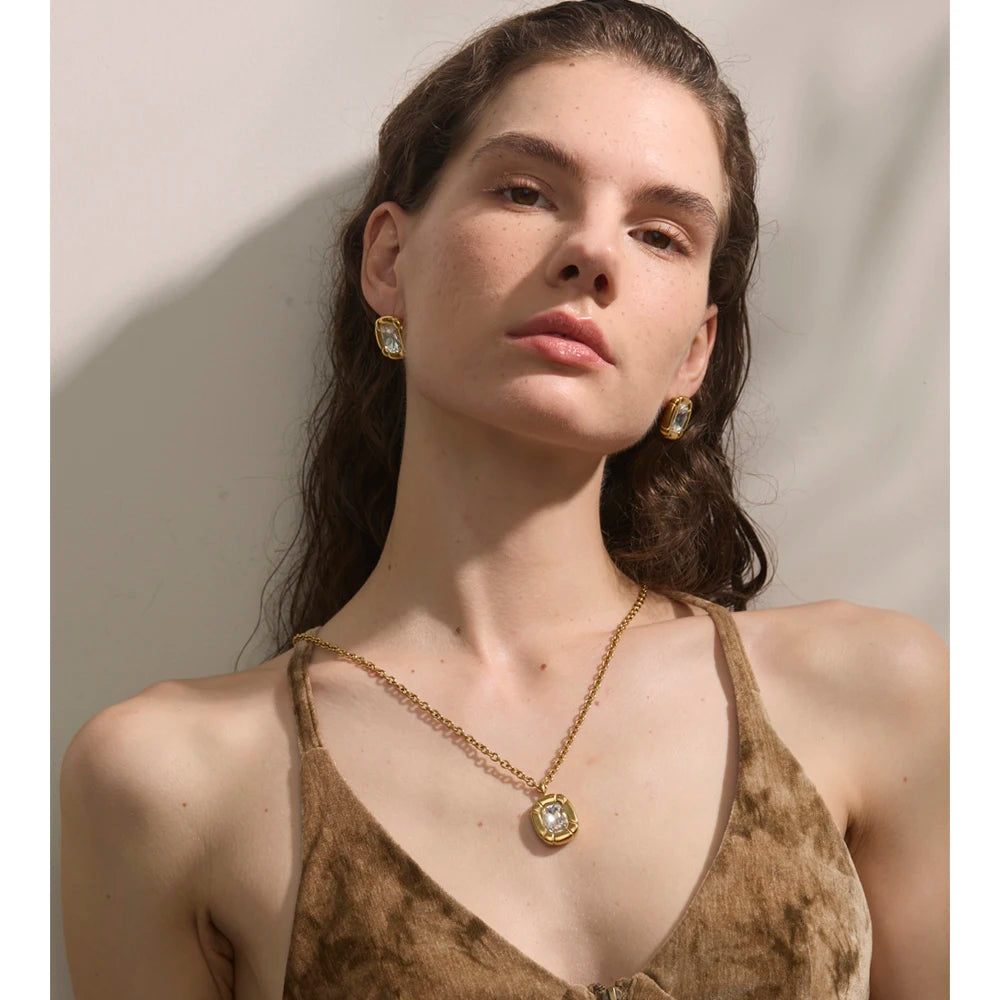 Conjunto Feminino de Colar e Acessório com Zircônia