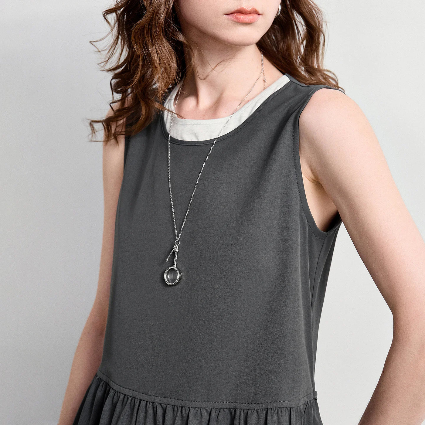 Vestido Midi Sem Manga com Recortes