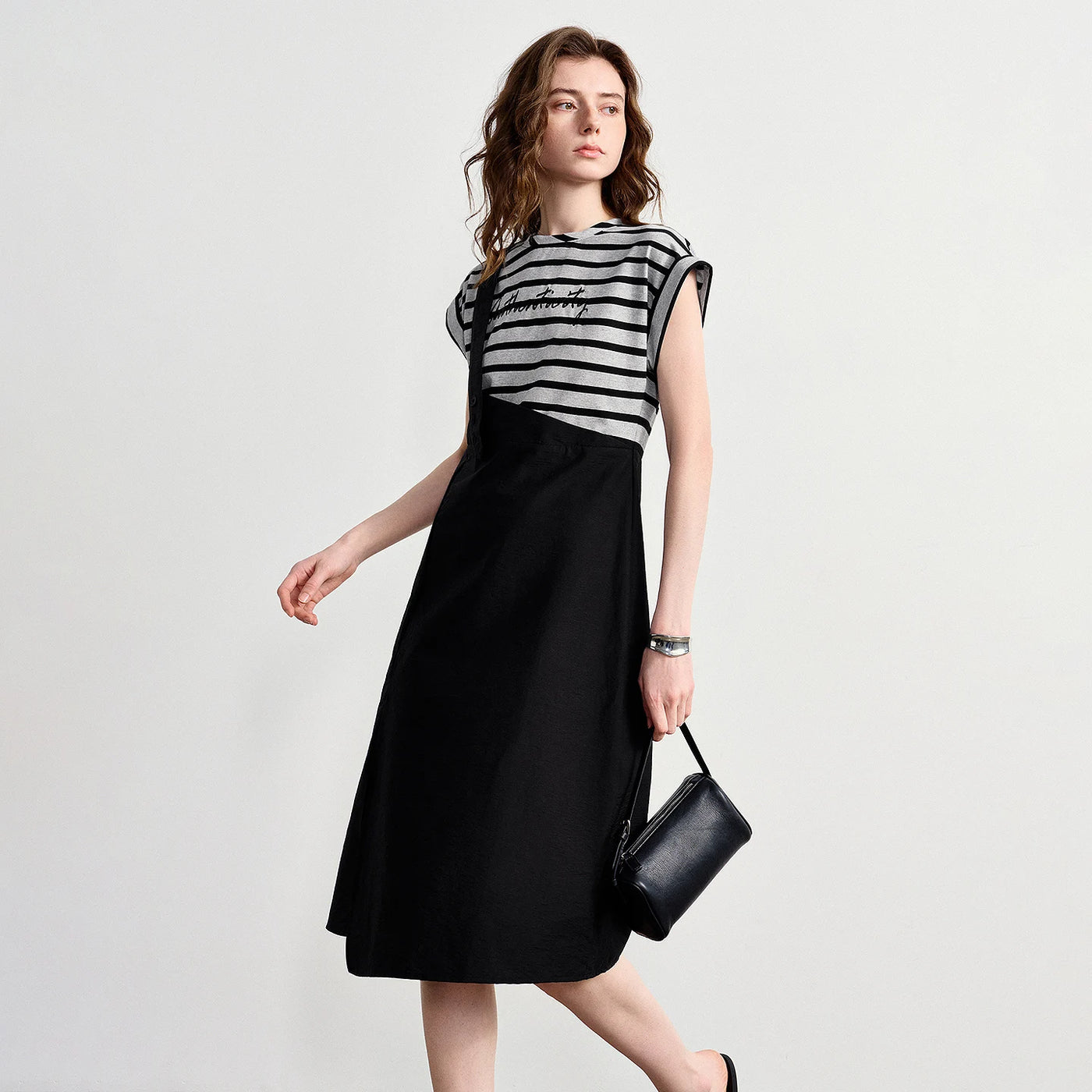 Vestido Midi Bicolor Assimétrico com Bordado