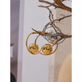 Brinco de Argola Huggie com Esferas
