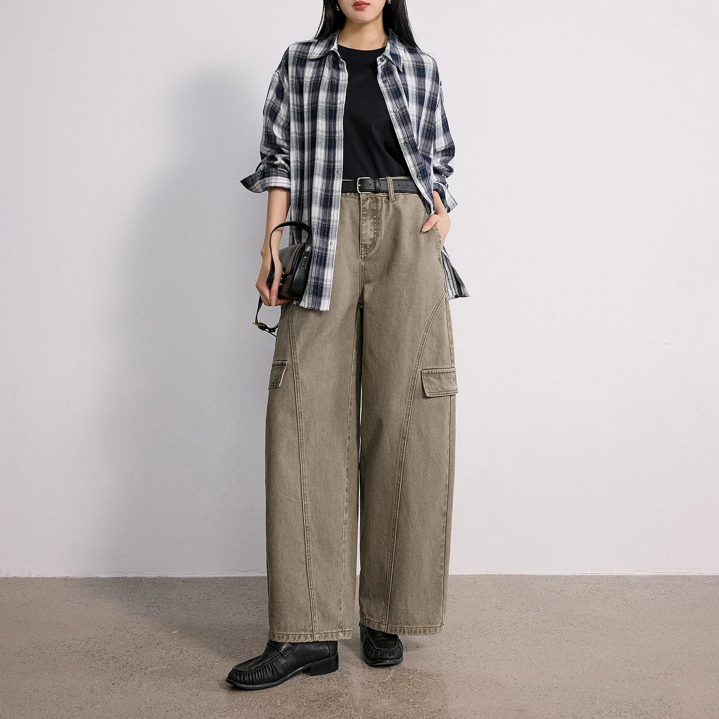Calça Jeans Feminina Barrel com Recortes