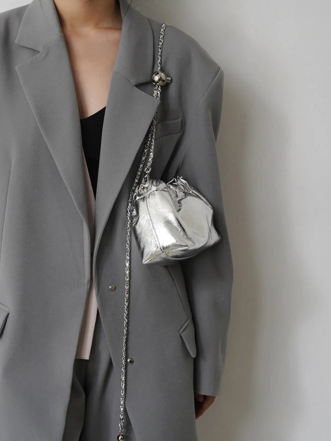 Bolsa Feminina Pequena em Couro Legítimo com Corrente para Ombro
