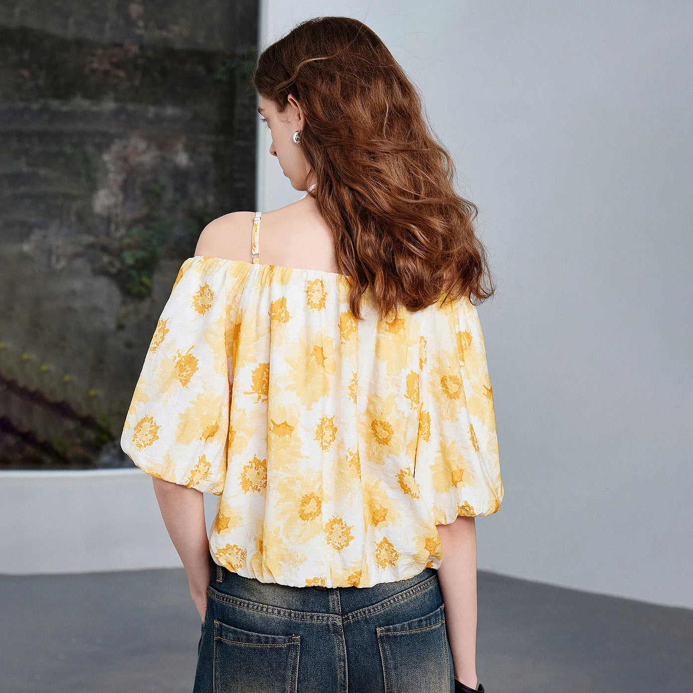 Blusa Feminina Ombro a Ombro com Estampa Artística
