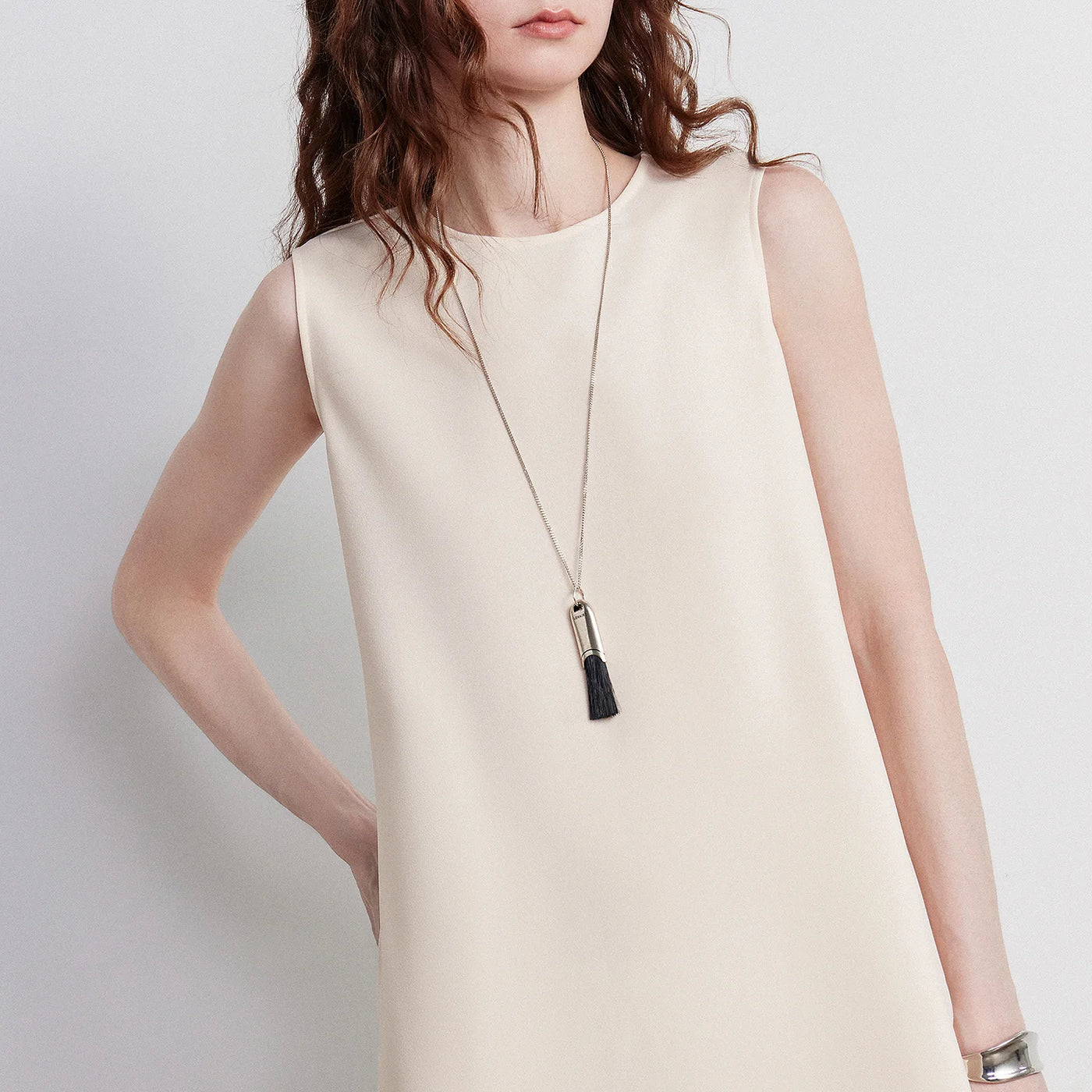 Vestido Curto Sem Manga com Caimento Evasê