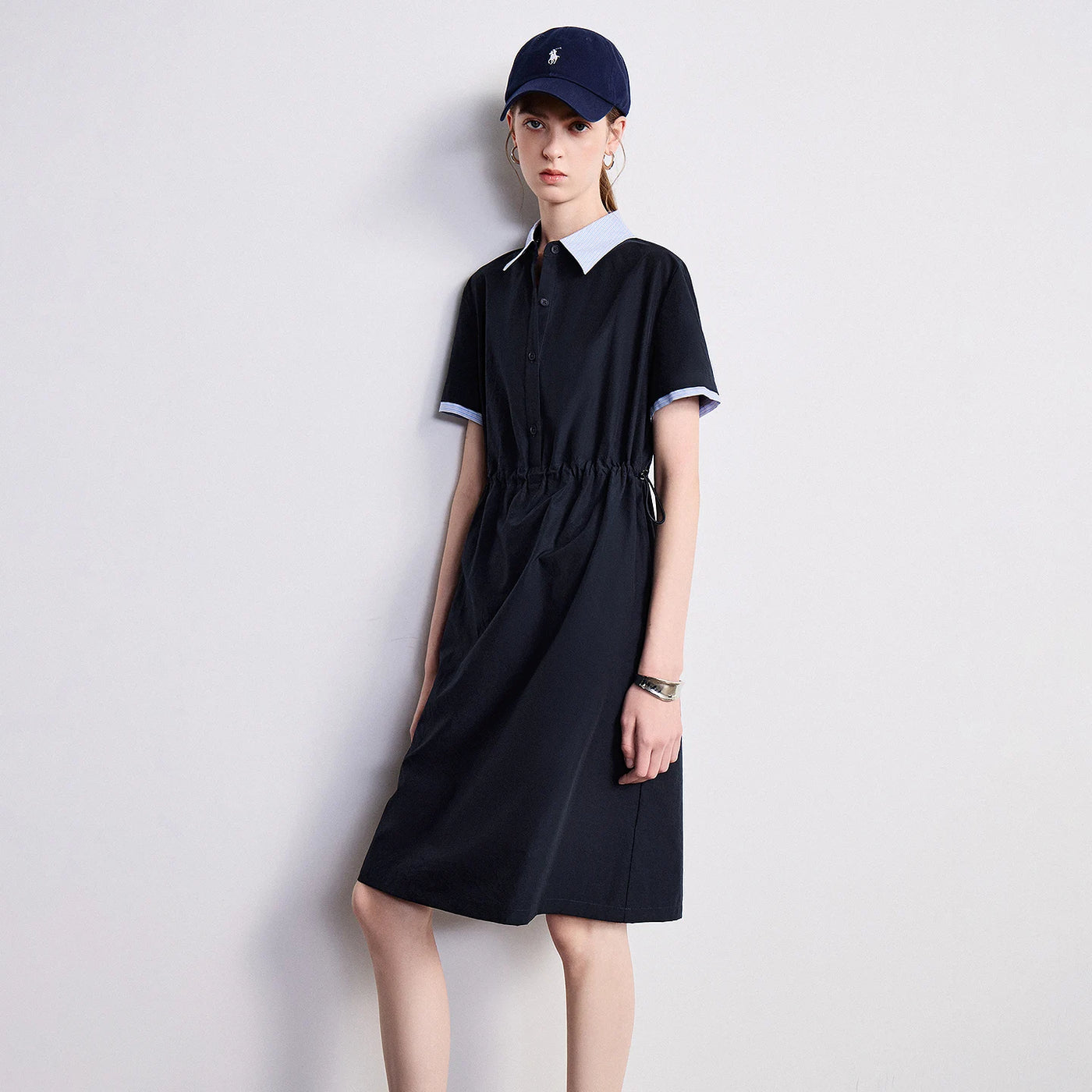 Vestido Curto com Recortes e Cintura Marcada