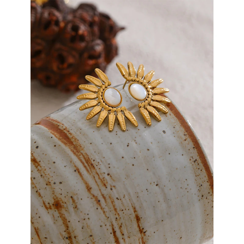 Brinco Flor com Concha Aço Inoxidável Ouro