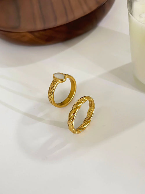 Anel Oval com Madrepérola e Banho Ouro 18K