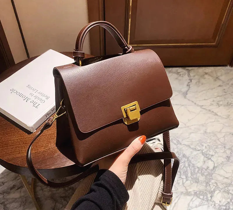 Bolsa Transversal Feminina de Couro PU Vintage com Fecho Dourado Coffee 22x16x10cm