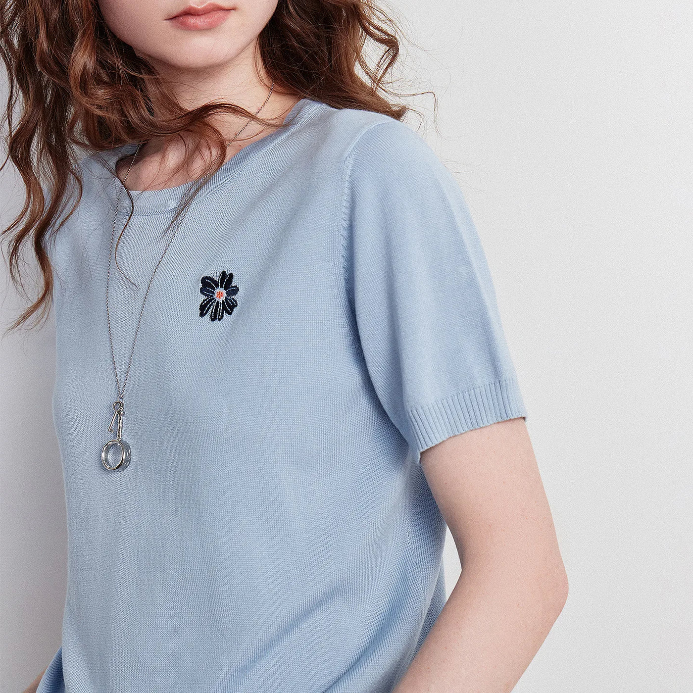 Blusa Feminina de Liocel com Bordado Floral e Gola Redonda