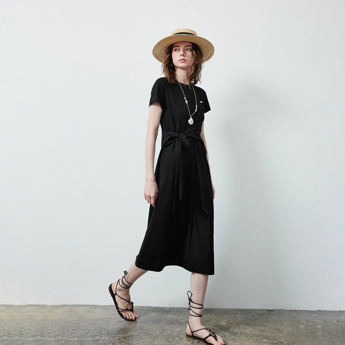 Vestido Camiseta Midi com Torção e Modelagem Ajustada