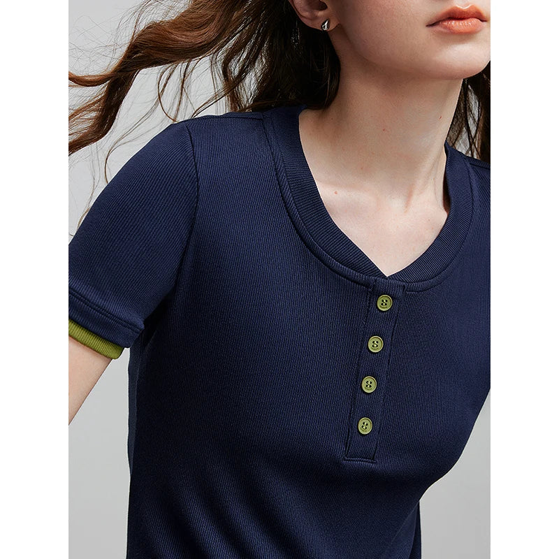 Camiseta Feminina Cropped com Decote V e Patchwork