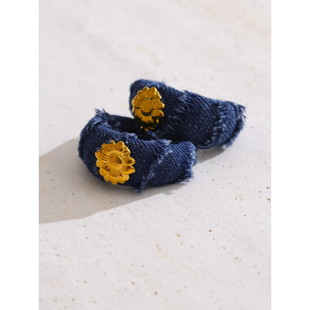 Brinco de Argola Flor em Jeans