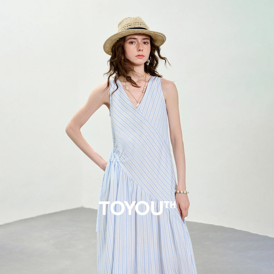 Vestido Midi Listrado Azul-Claro com Corte Enviesado