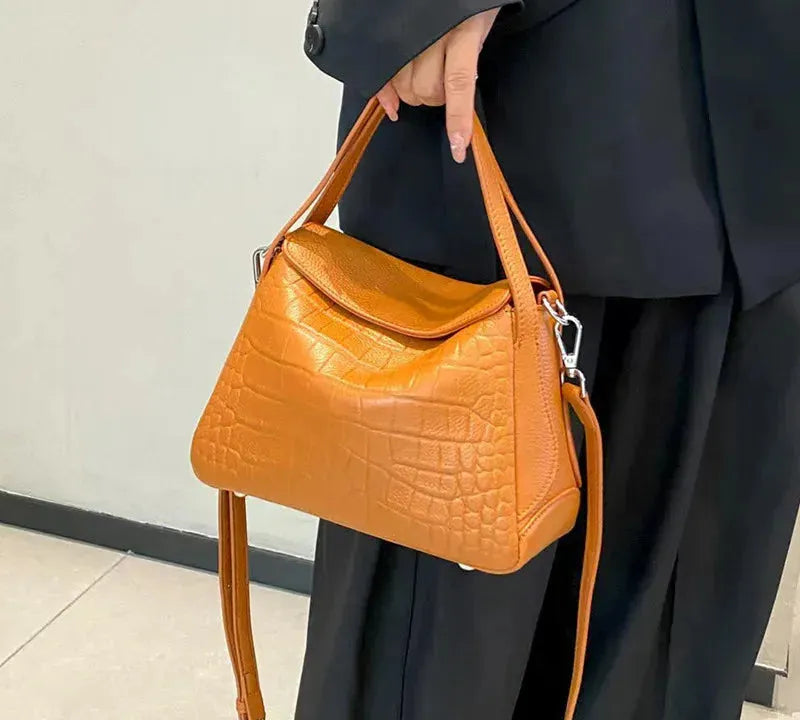 Bolsa Feminina de Couro Legítimo Formato Bucket com Zíper Versátil