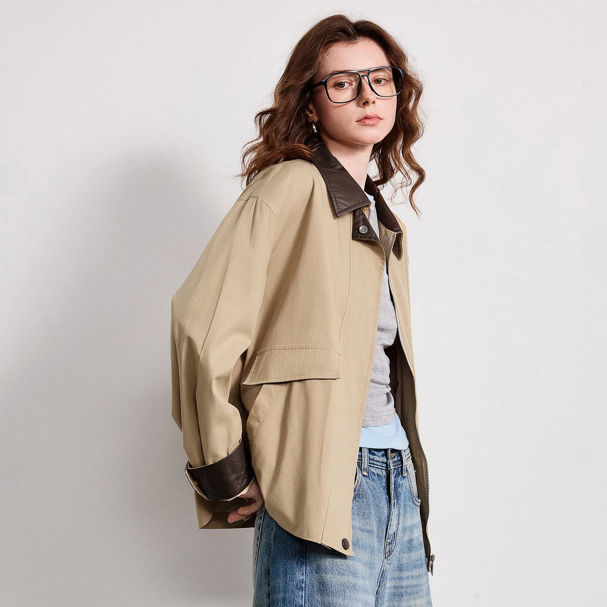 Jaqueta Feminina Leve Estilo Barn com Gola Contrastante
