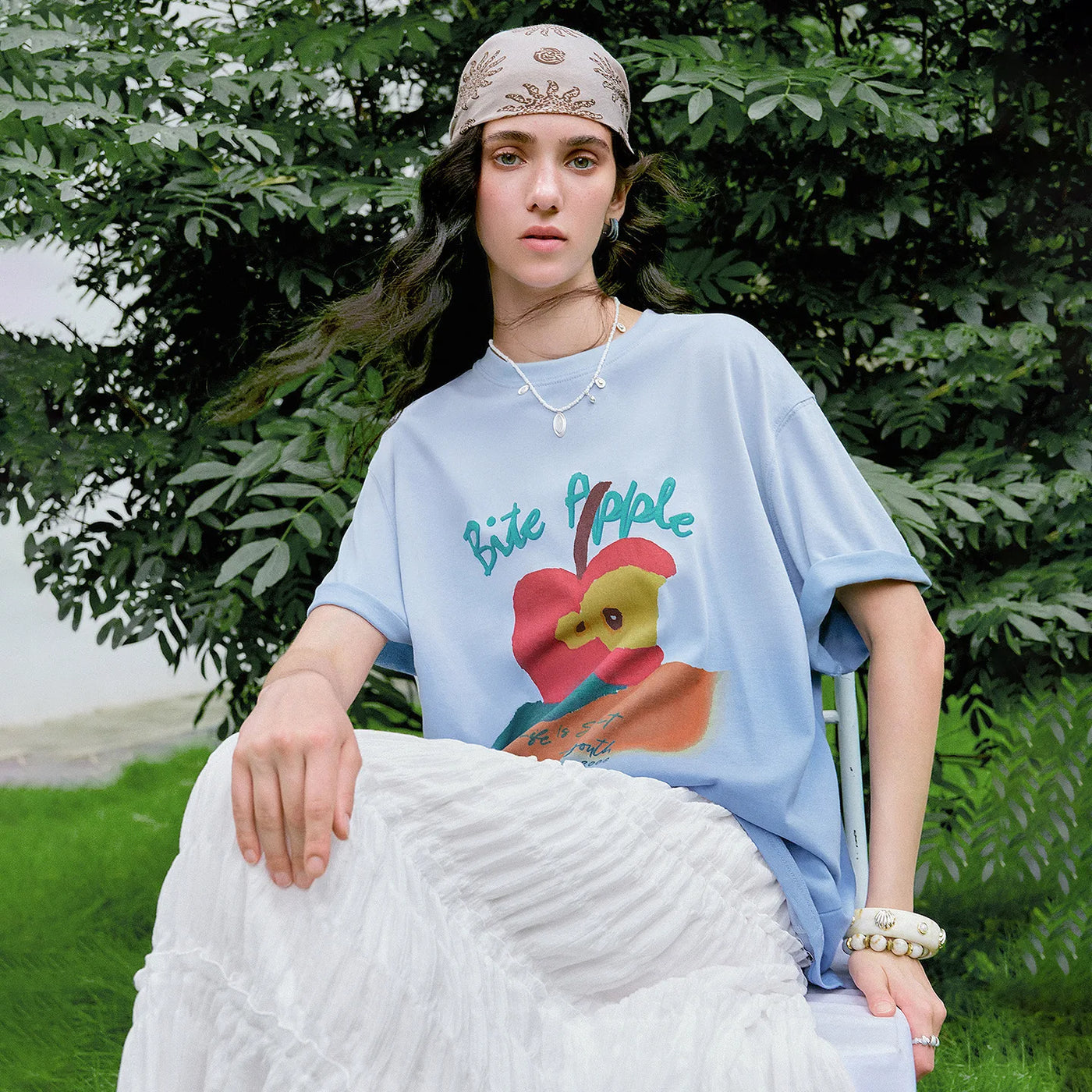 Camiseta Feminina Degradê com Estampa de Maçã