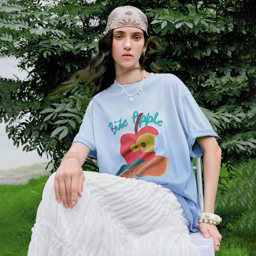 Camiseta Feminina Degradê com Estampa de Maçã
