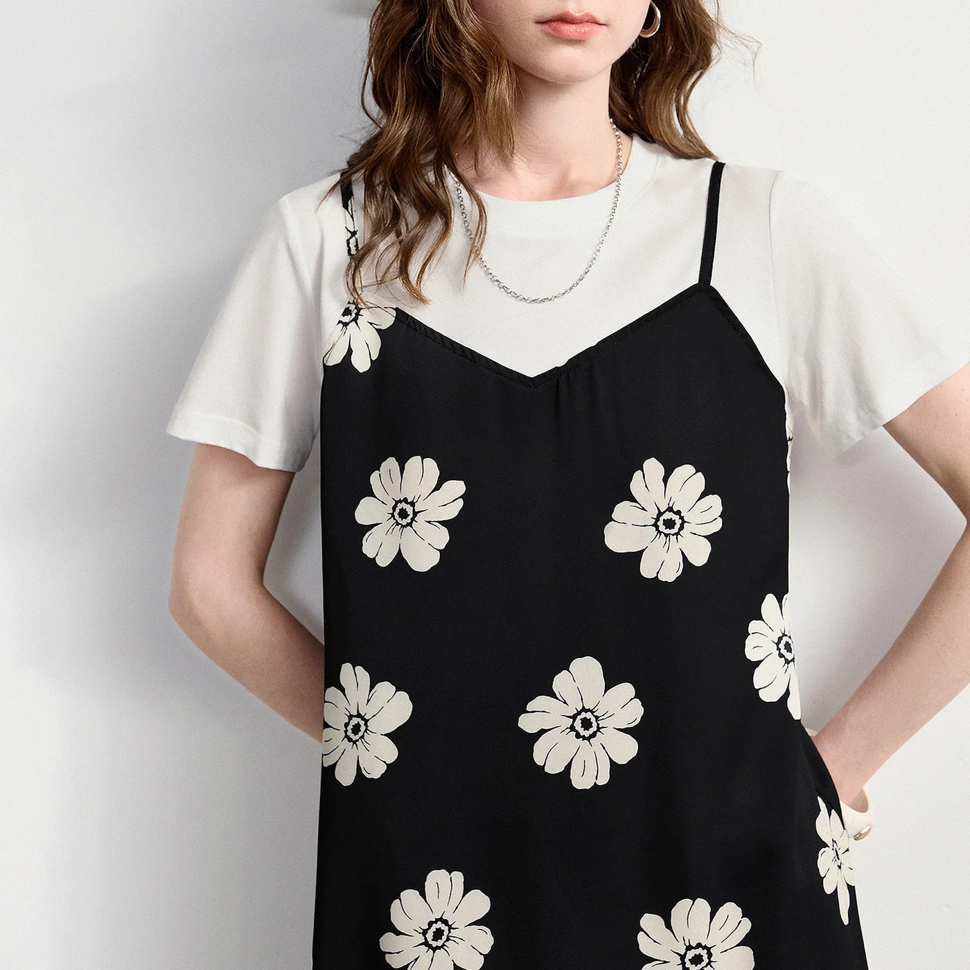 Vestido Midi Floral Preto e Branco