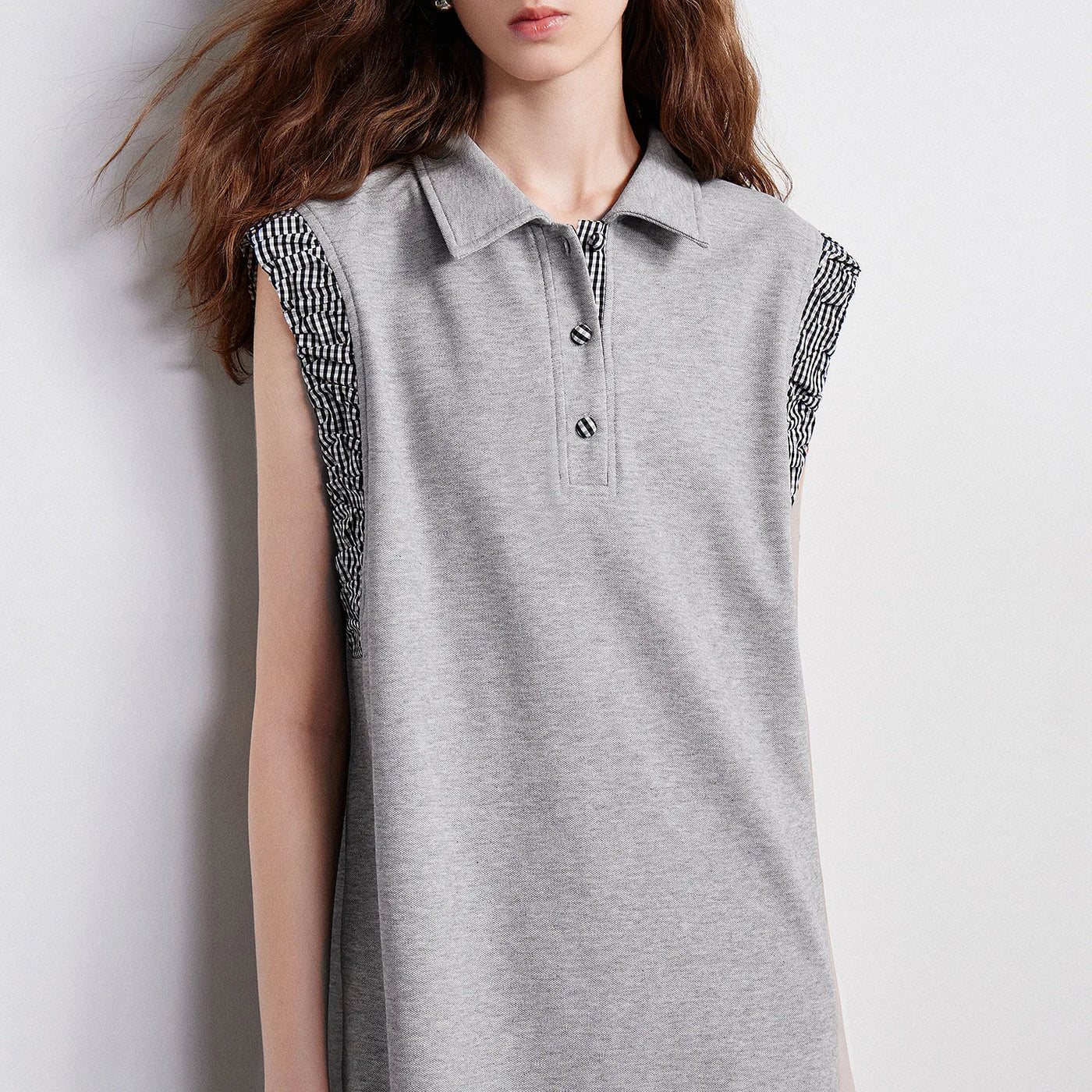 Vestido Polo Curto Sem Manga com Recortes