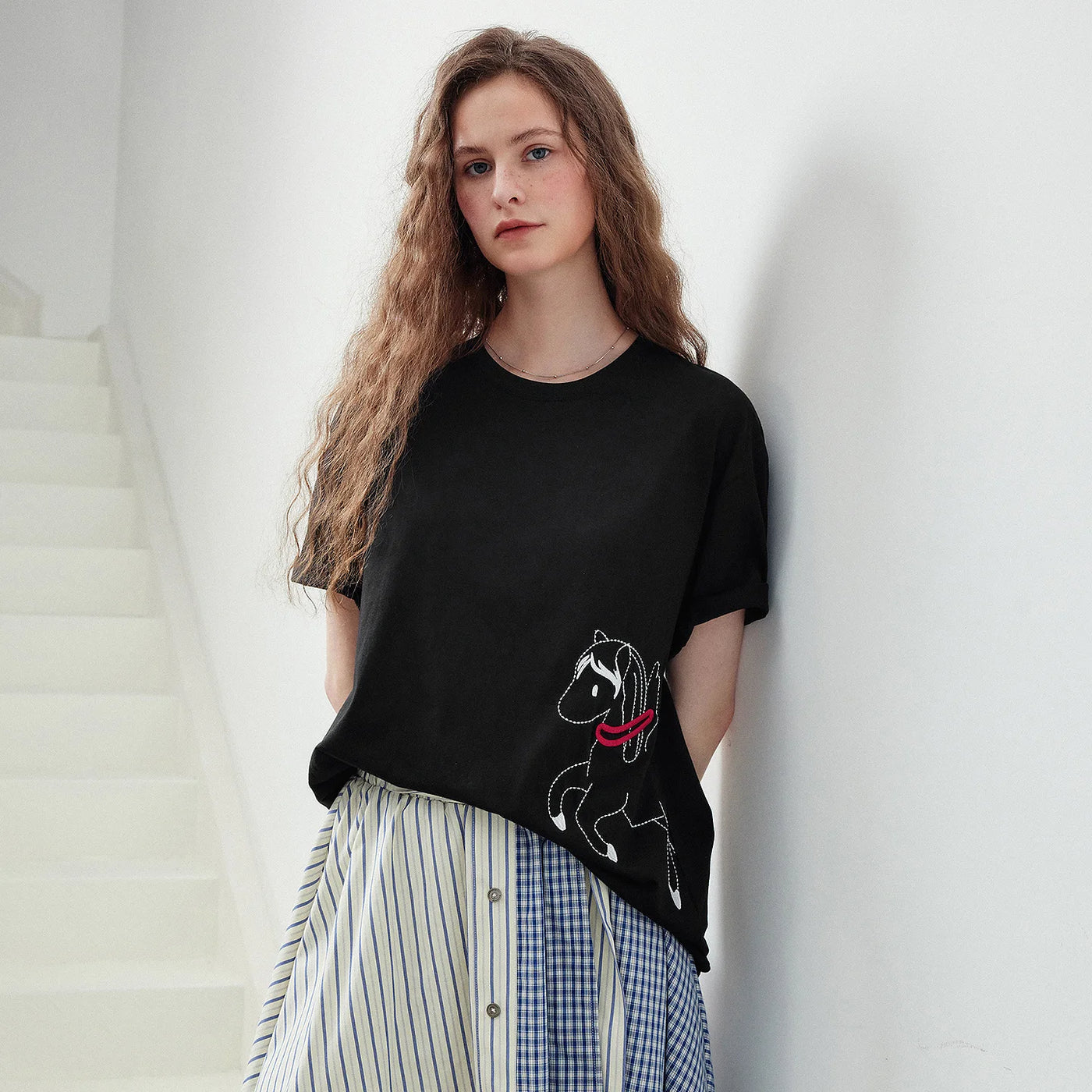 Camiseta Feminina de Algodão com Bordado Pégaso