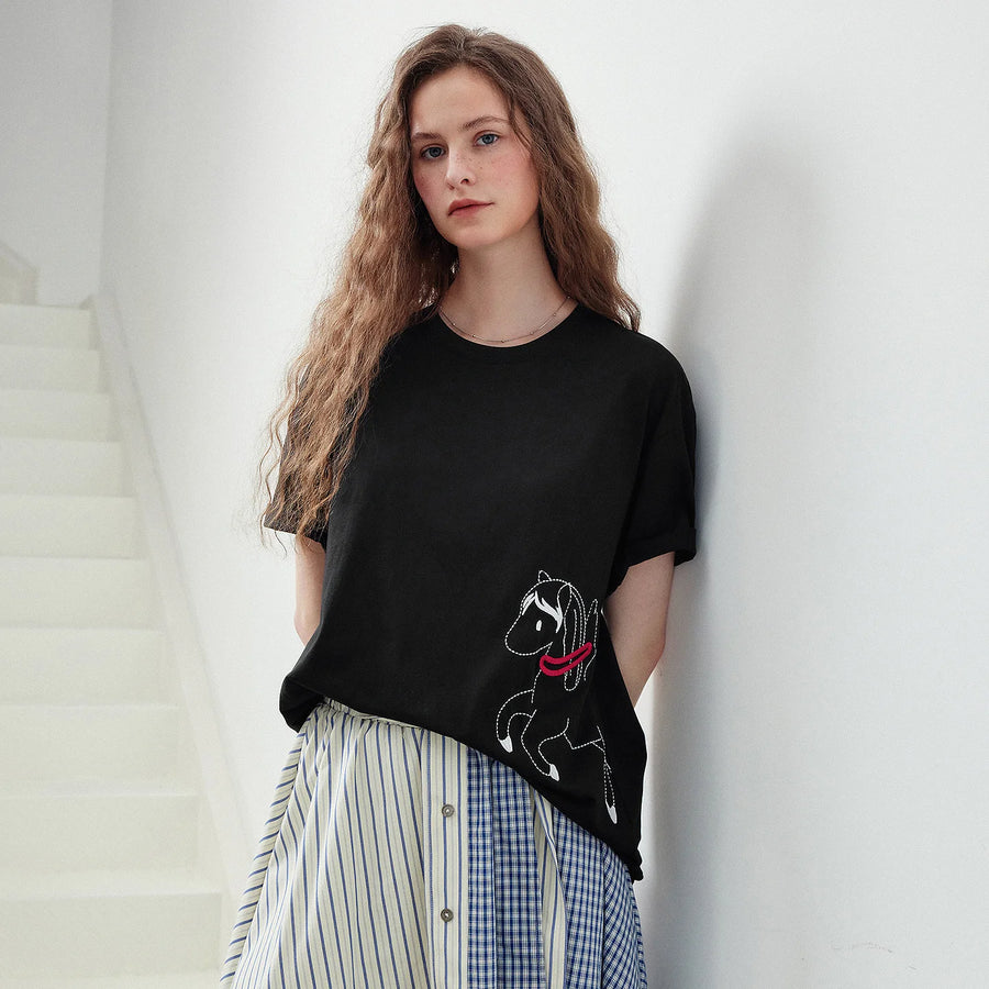 Camiseta Feminina de Algodão com Bordado Pégaso
