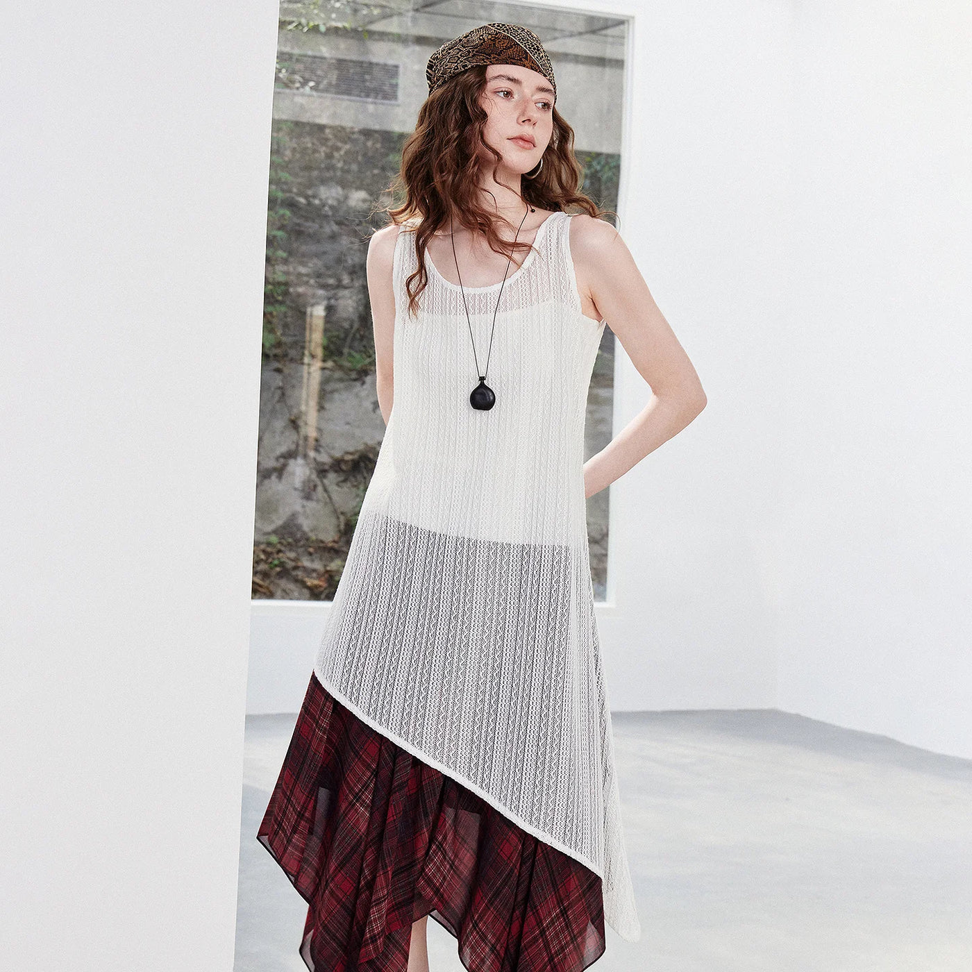 Vestido Curto Branco Boho com Recortes Assimétricos