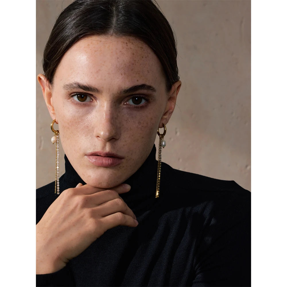 Brinco Pendente Longo com Pérola Natural e Zircônia