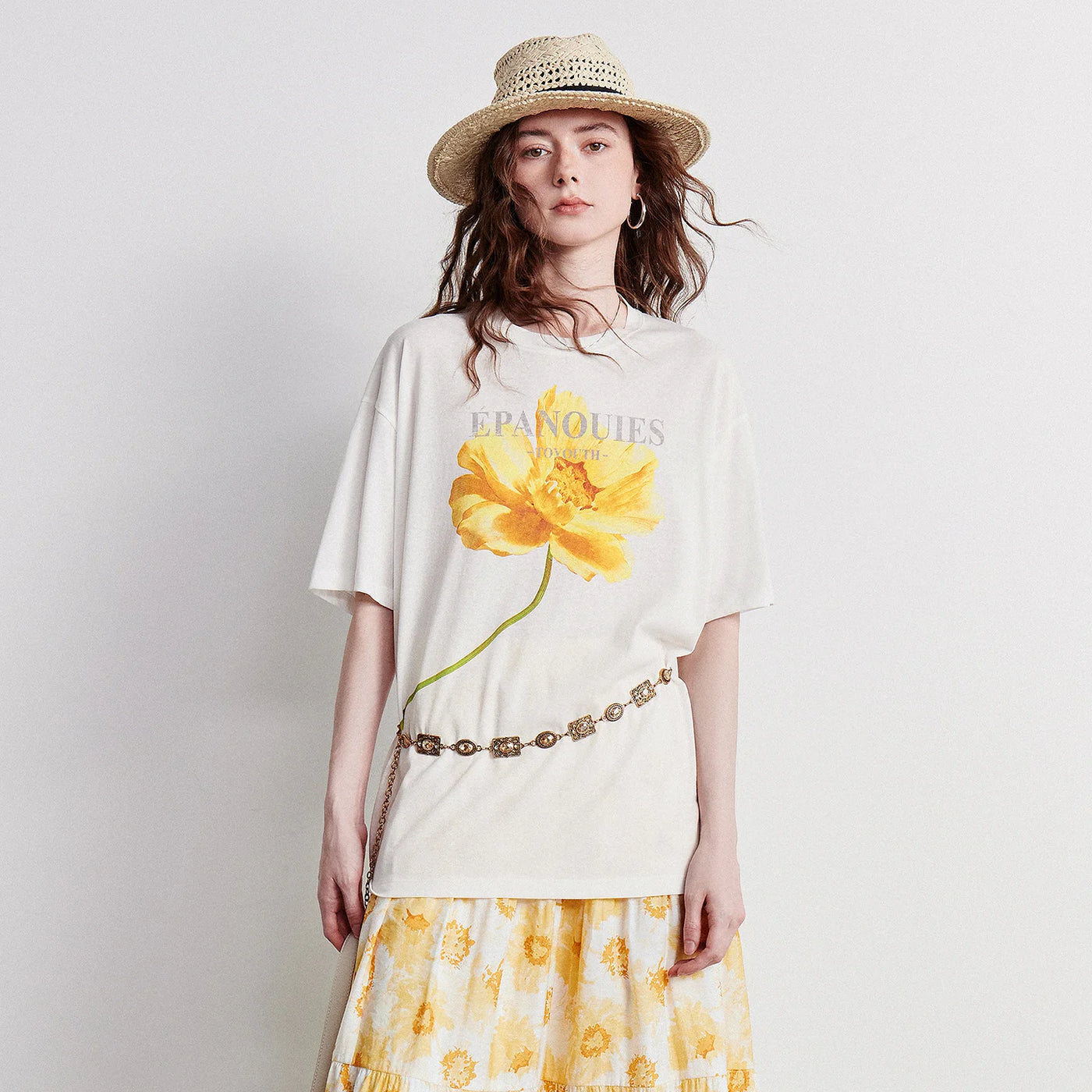 Camiseta Feminina de Linho com Estampa Floral Artística