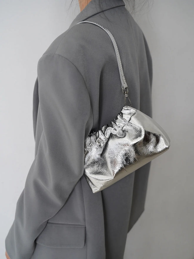 Bolsa Feminina Pequena em Couro Legítimo com Corrente para Ombro