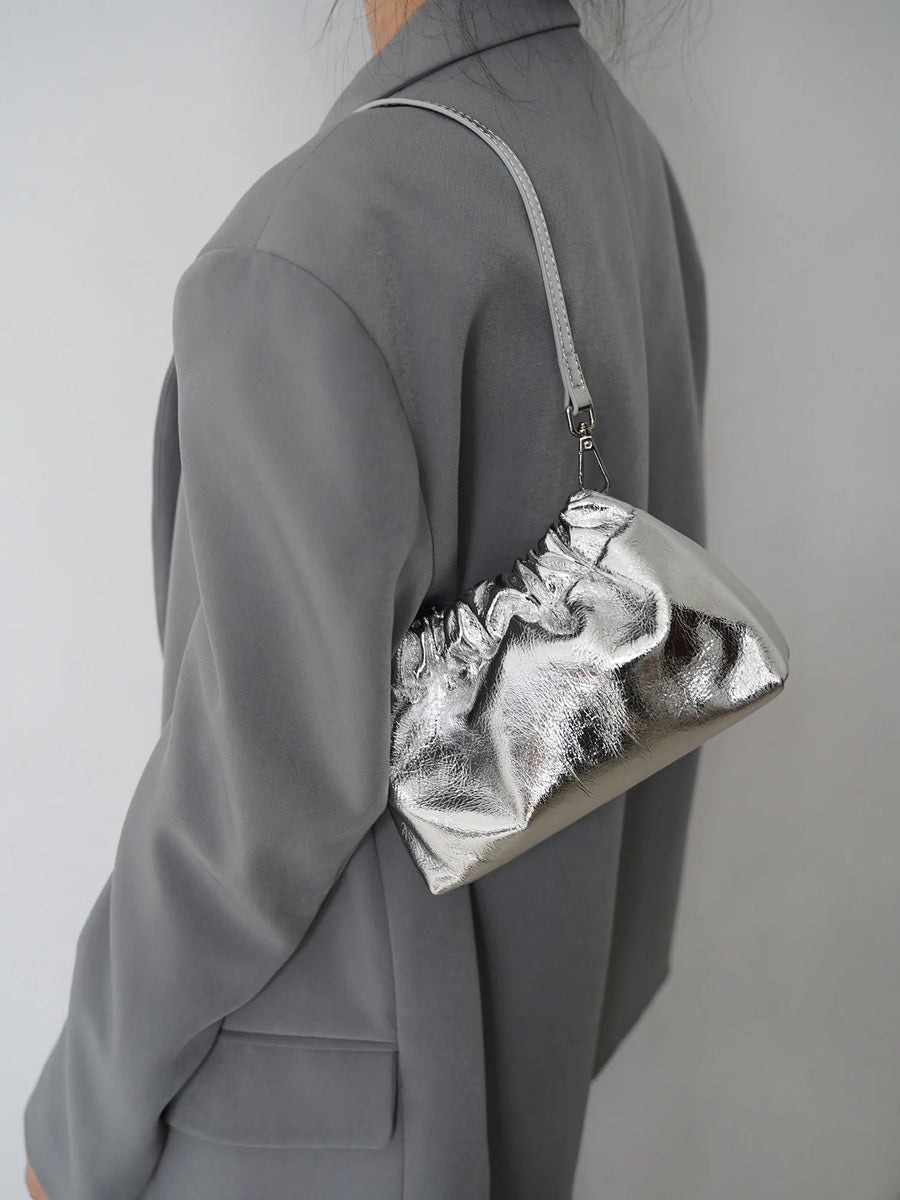 Bolsa Feminina Pequena em Couro Legítimo com Corrente para Ombro