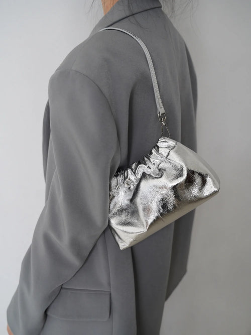 Bolsa Feminina Pequena em Couro Legítimo com Corrente para Ombro