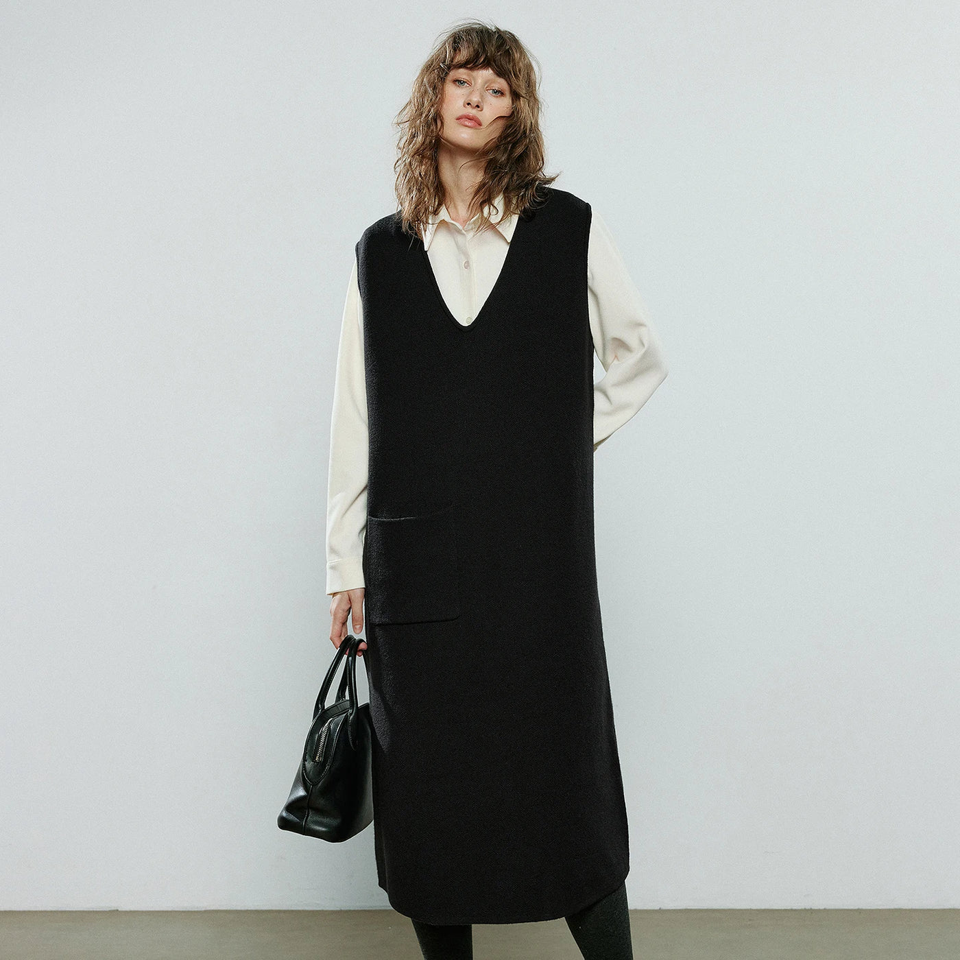 Vestido Colete Preto de Malha com Decote V e Bolsos