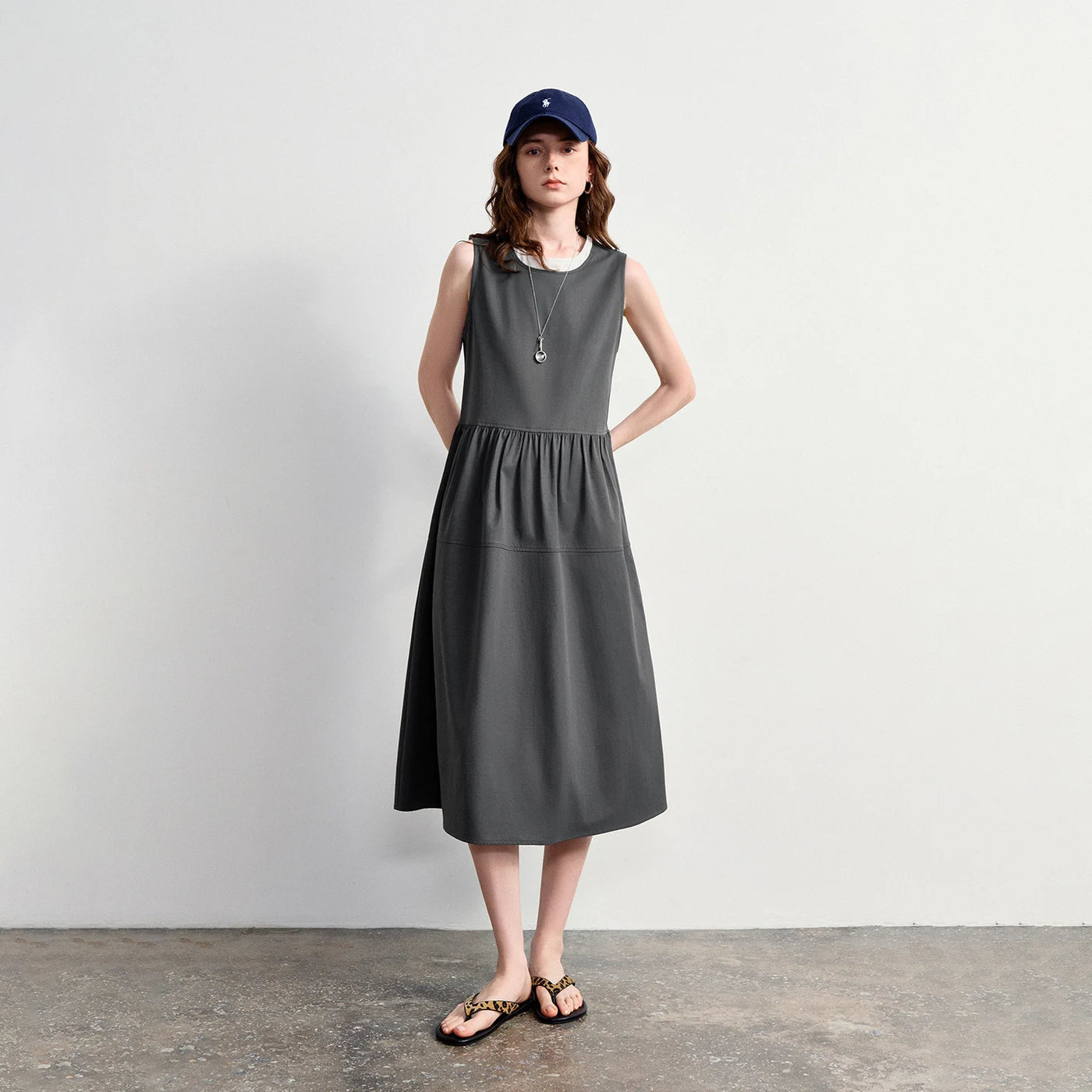 Vestido Midi Sem Manga com Recortes