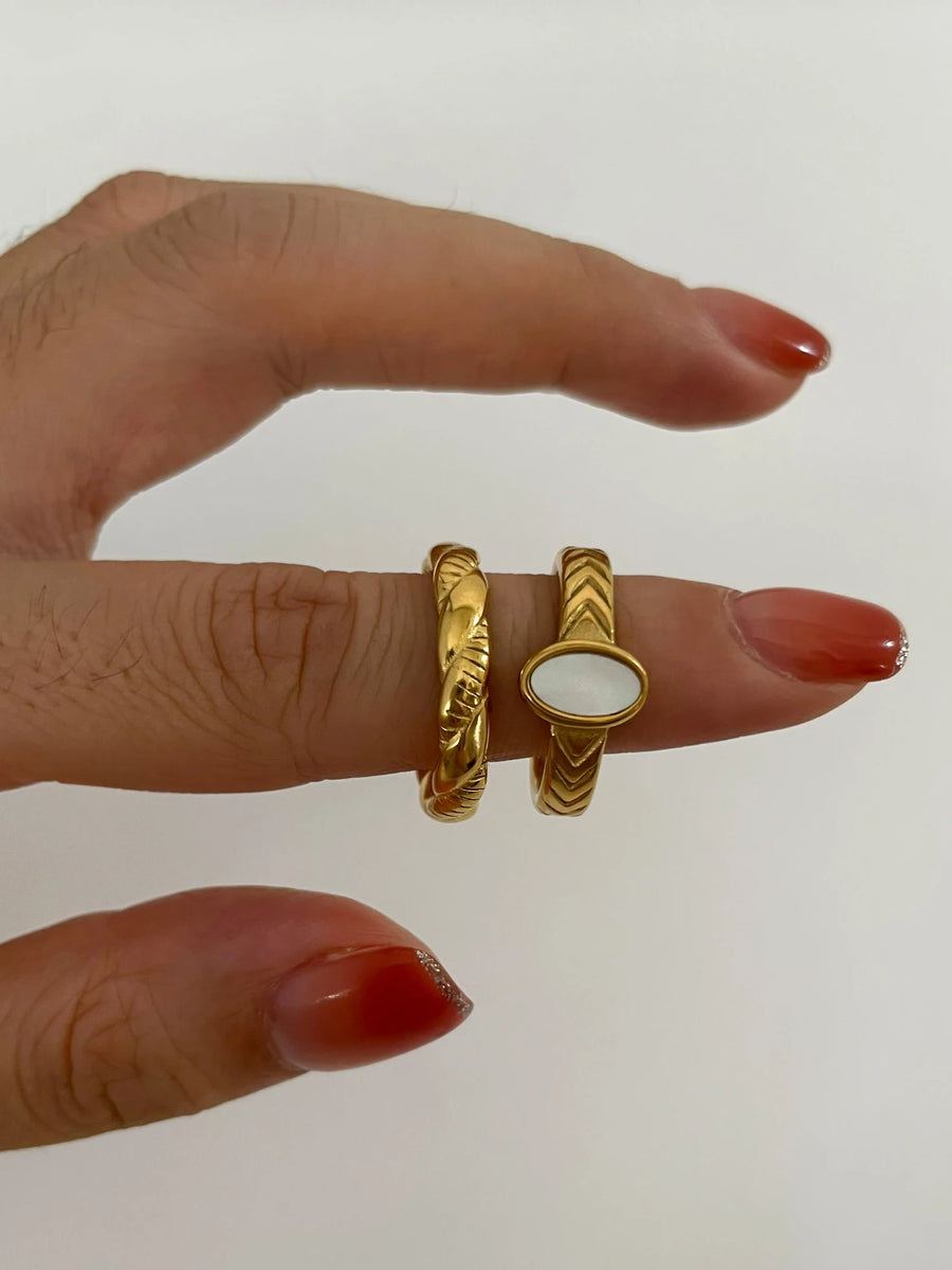Anel Oval com Madrepérola e Banho Ouro 18K