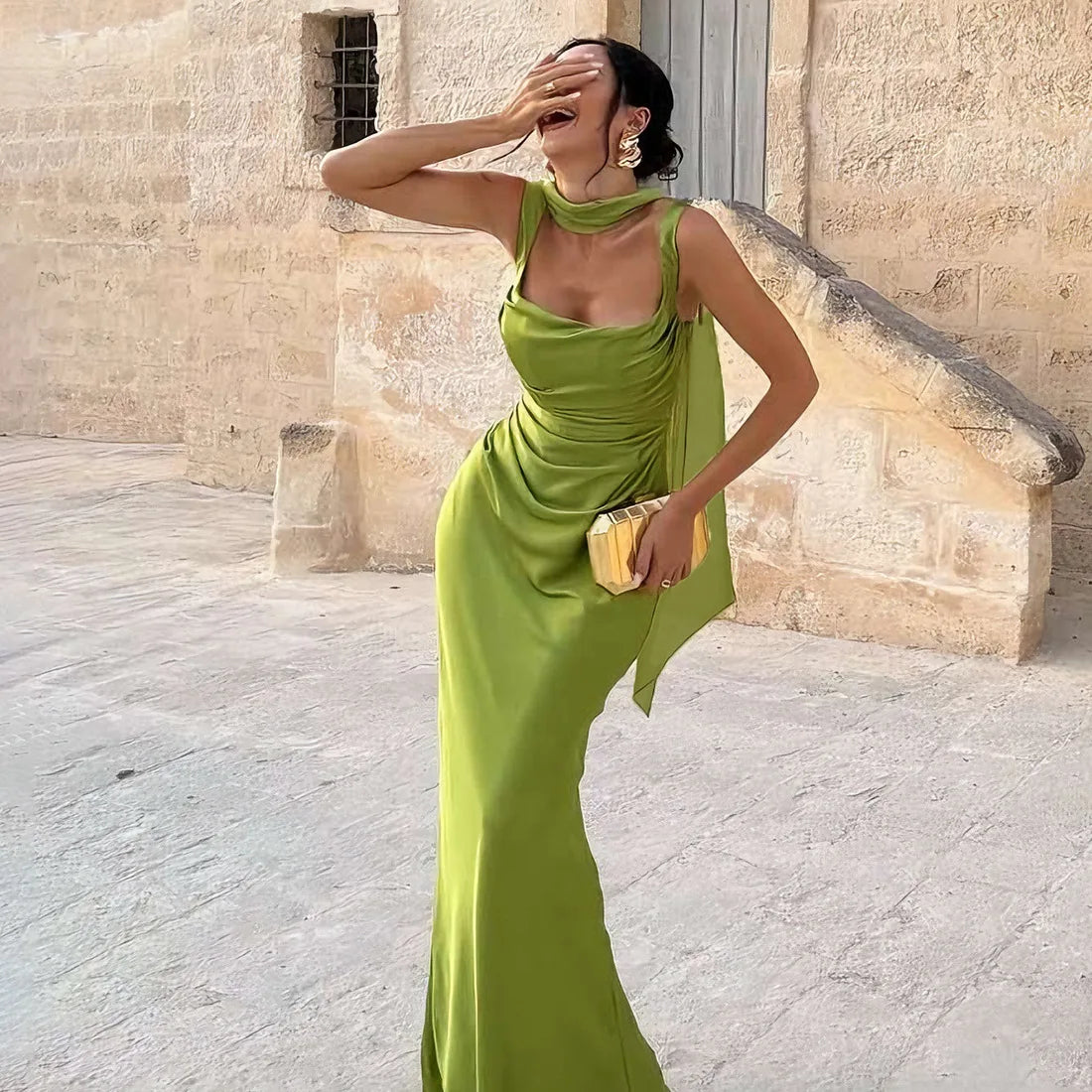 Vestido Longo Feminino de Cetim Verde com Laço e Franzidos