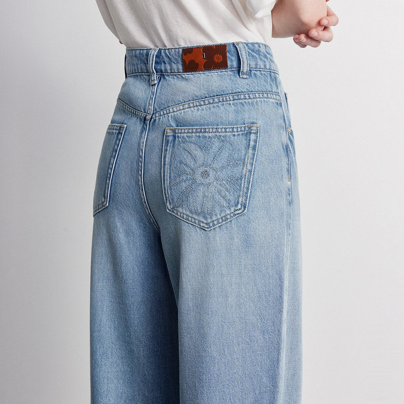 Calça Jeans Feminina Wide Leg com Bordado Floral